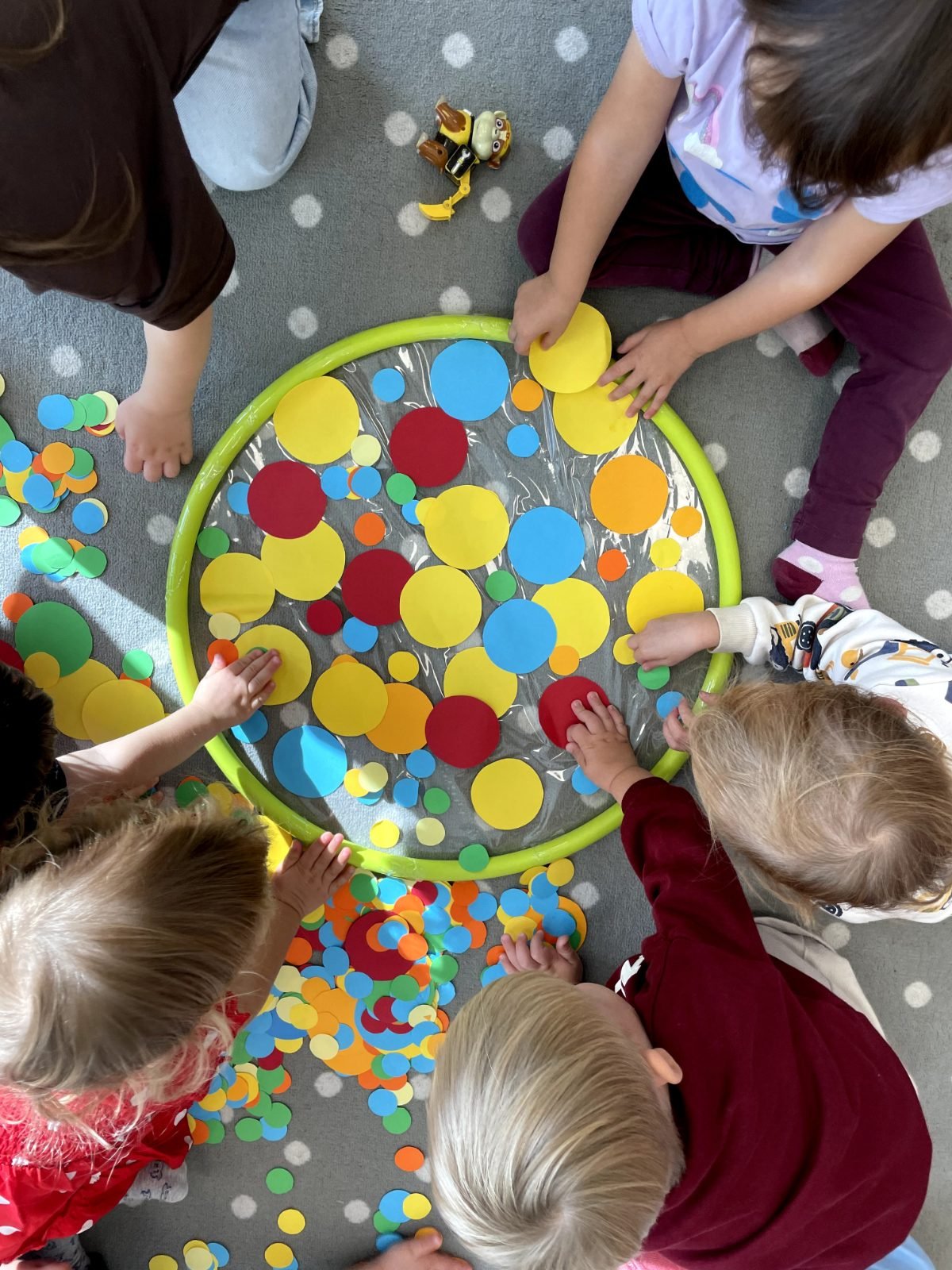 Dzieci podczas zabawy sensorycznej z kolorowymi kulkami w zlobku na Goclawku